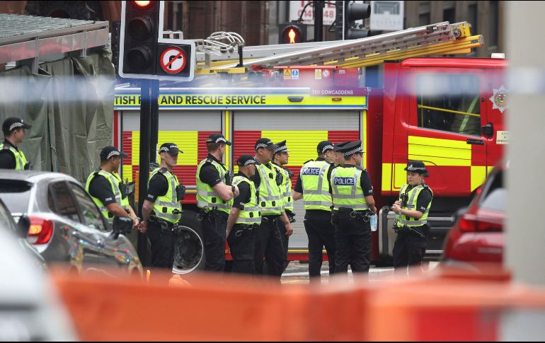 La policía confirmó que no buscan a nadie más en relación con este incidente, en el que un agente también recibió heridas de arma blanca y fue trasladado al hospital. AP / A. Milligan