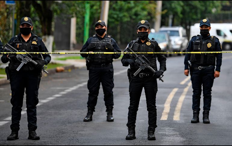 Oficiales de policías aseguran el área luego del ataque contra Omar García Harfuch, titular de la Secretaría de Seguridad Ciudadana de la Ciudad de México. AFP / P. Pardo