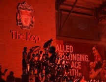 Fanáticos encendieron fuegos artificiales y balizas rojas en el exterior del estadio Anfield el jueves por la noche después de que la victoria del Chelsea sobre el Manchester City les dio la corona. EFE / P. Powell
