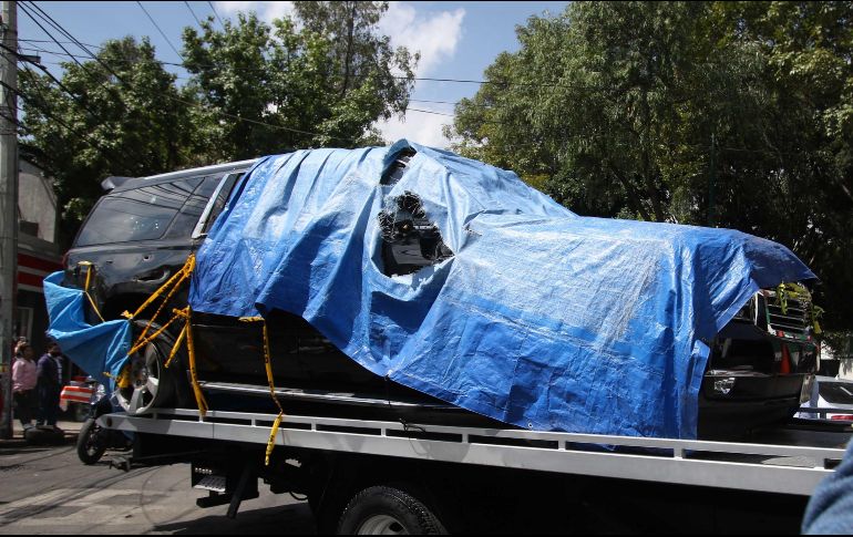 Imagen de la camioneta del secretario Omar García Harfuch luego del ataque de esta mañana y antes de ingresar a la Fiscalía Antisecuestro de la CDMX en Azcapotzalco. SUN / C. Mejía