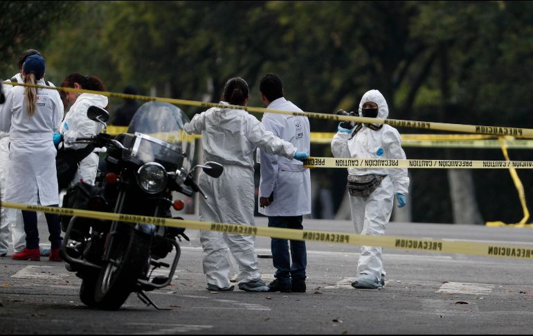 Esta mañana se perpetró un atentado contra el secretario de Seguridad Ciudadana, Omar García Harfuch, que resultó herido. Dos de sus compañeros están muertos, al igual que una mujer que laboraba por la zona. AP / R. Blackwell