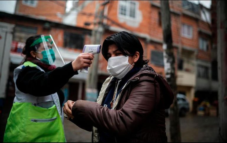 Personal de sanidad realiza un control febril en el barrio Fraga de Chacarita, en la Ciudad de Buenos Aires. EFE/J. Roncoroni