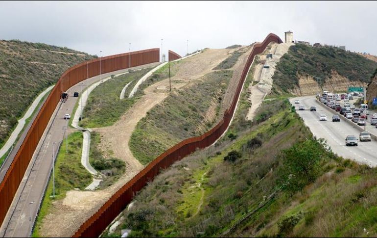 Fotografía del 20 de enero de 2020 donde se observa desde el lado estadounidense parte del muro que separa a San Diego de Tijuana. EFE/ARCHIVO