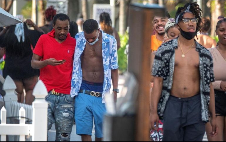 Un grupo de personas camina por Miami Beach, Florida, este 26 de junio de 2020. EFE/C. Herrera