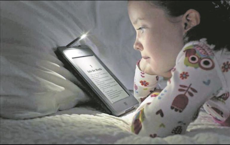Conviene orientar a los pequeños para que sus tiempos de leer sean con luz natural, para proteger su visión. EFE