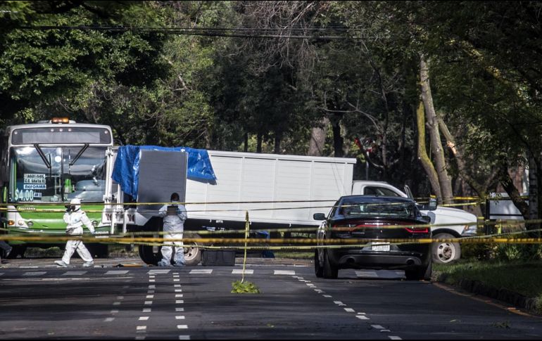 Hombres armados atravesaron un camión para bloquear el paso de la camioneta en la que viajaba García Harfuch y desde ahí abrieron fuego. SUN/G. Espinosa