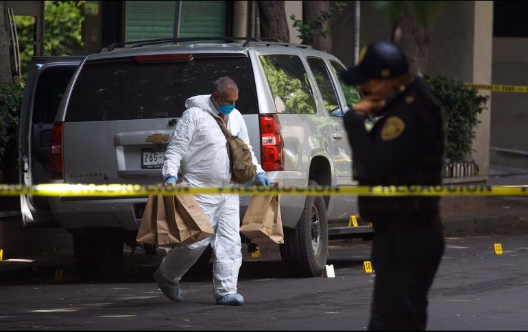 Peritos de la Fiscalía capitalina inspeccionan un vehículo abandonado que podría estar relacionado con el atentado contra Omar García Harfuch,. SUN / ARCHIVO