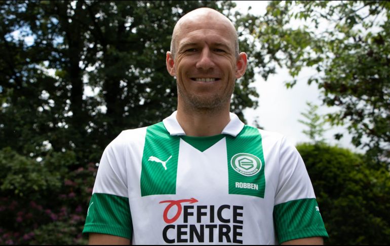 El internacional neerlandés apunta que comenzó a volver a entrenarse con una idea y asegura que quiere regresar al fútbol como jugador del Groningen. TWITTER / @fcgroningen