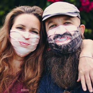 Crean cubrebocas personalizados a partir de fotografías de la cara