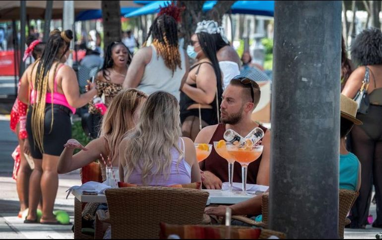 En el país se ha notado una relajación de las medidas preventivas, lo cual encendió las alertas por parte de autoridades sanitarias. EFE/C. Herrera