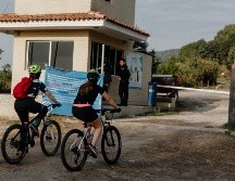 Ciclisitas acuden al Bosque con la esperanza de que esté abierto y así, hacer sus recorridos. EL INFORMADOR / G. Gallo