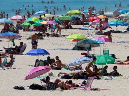 Personas en una playa este domingo en Tarifa, España. Éste fue el primer fin de semana de libertad absoluta de circulación en todo el país. EFE/A. Carrasco
