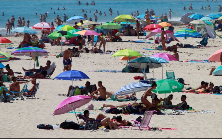 Personas en una playa este domingo en Tarifa, España. Éste fue el primer fin de semana de libertad absoluta de circulación en todo el país. EFE/A. Carrasco