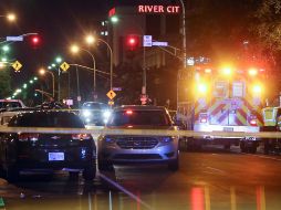 Policías acordonaron la zona de la agresión en Louisville.  AP/Courier Journal/S. Upshaw Jr.