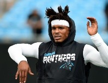 Newton, quien fue liberado por los Carolina Panthers en marzo, pasó un examen médico y busca reconstruir su carrera bajo el entrenador en jefe de los Patriots, Bill Belichick. AP