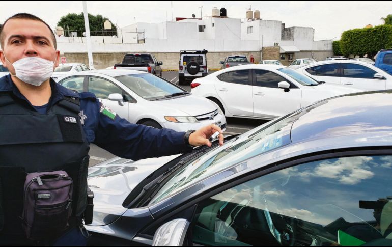 REVISIÓN. Los policías checan que el número de serie del vehículo, una cifra de 17 dígitos, no esté remarcado. ESPECIAL