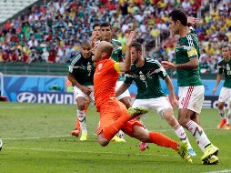 El penalti conseguido por el holandés derivó en una anotación de Klaas-Jan Huntelaar, la cual dejó a México sin la posibilidad de disputar el ansiado quinto partido. AP / ARCHIVO