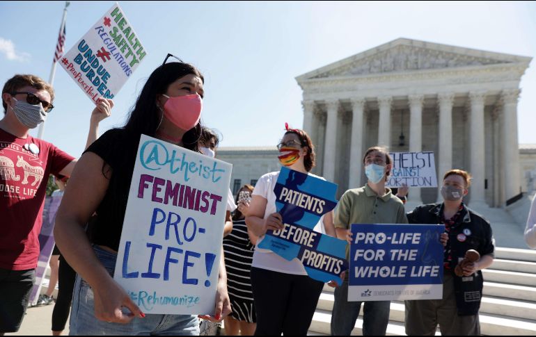 Activistas en contra del aborto se manifestaron este lunes frente a Corte Suprema en Washington, DC. AFP/A. Wong