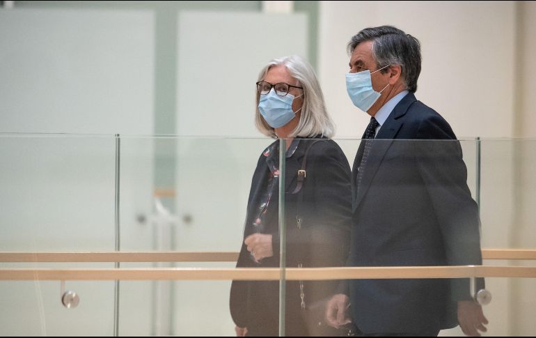 Francois Fillon (d) y su esposa Penelope a su llegada hoy al tribunal en París, Francia. Xinhua/A. Morissard