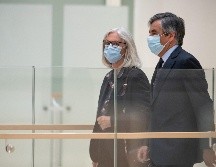 Francois Fillon (d) y su esposa Penelope a su llegada hoy al tribunal en París, Francia. Xinhua/A. Morissard