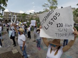 Más de 100 personas se manifestaron afuera de Palacio de Gobierno para solicitar que se reactive el sector de organizadores de eventos. EL INFORMADOR/. Camacho