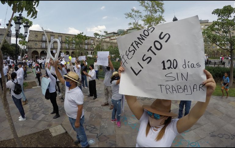 Más de 100 personas se manifestaron afuera de Palacio de Gobierno para solicitar que se reactive el sector de organizadores de eventos. EL INFORMADOR/. Camacho