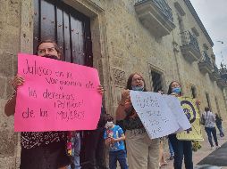 La manifestación se realiza frente del Congreso de Jalisco. EL INFORMADOR/ R. Rivas