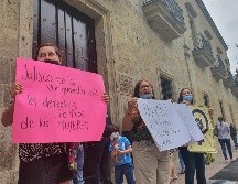 La manifestación se realiza frente del Congreso de Jalisco. EL INFORMADOR/ R. Rivas