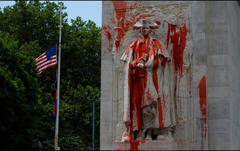 La policía en NY dio a conocer un video que muestra a dos hombres no identificados lanzando globos llenos de pintura roja contra estatuas en el Washington Square Park en Manhattan. EFE / J. Szenes