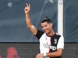 El argentino Paulo Dybala, el portugués Cristiano Ronaldo y el brasileño Douglas Costa firmaron tres maravillas este martes y dieron a la Juventus un triunfo por 3-1 en el campo del Génova. EFE / L. Zennaro