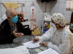 En caso de que se tenga que hablar cara a cara con un enfermo de coronavirus, es preferible que no sea en un lapso mayor a cuatro minutos. EFE/S. Moreira