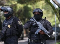 Policías capitalinos resguardan la zona donde ocurrió el ataque contra Omar García Harfuch. EFE/S. Gutiérrez