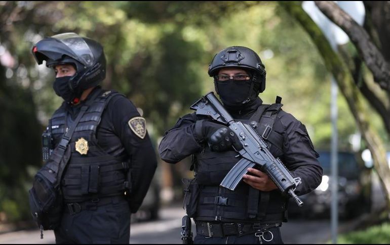 Policías capitalinos resguardan la zona donde ocurrió el ataque contra Omar García Harfuch. EFE/S. Gutiérrez