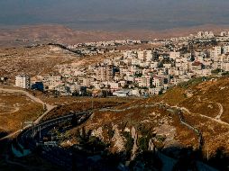 La barrera de separación entre la población cisjordana de al-Zaayem y el asentamiento israelí  Maale Adumim (fondo). AFP/A Gharabli