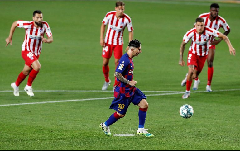 Después del gol de penalti en el empate del Barcelona contra el Atlético de Madrid (2-2), el argentino Lionel Messi alcanzó las 700 dianas oficiales en su carrera profesional. EFE / A. Estévez