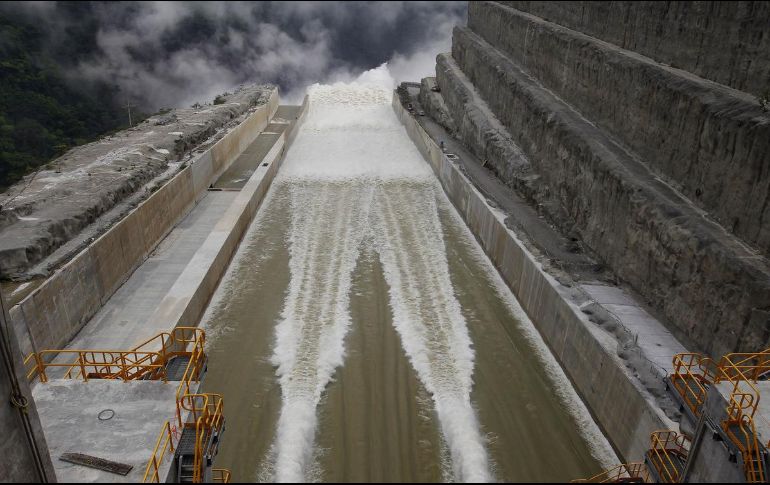 López Obrador denunció que en administraciones pasadas se subutilizaron las plantas hidroeléctricas para arruinar a la CFE. EFE/Archivo