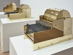 PIEZAS. Pedro Reyes cambia el uso de las armas al recrearlas como cajas musicales. CORTESÍA