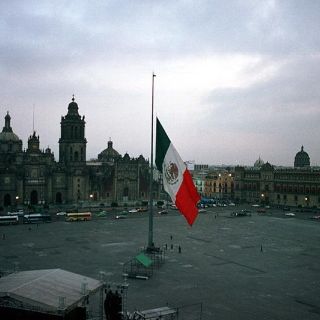 Con cubrebocas y distanciamiento, abren restaurantes del Zócalo de la CDMX