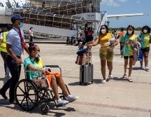 Pasajeros descienden de un avión de la aerolínea Jet Blue procedente de Nueva York, siendo este el primer vuelo internacional en llegar este miércoles a República Dominicana. EFE/F. Spotorno