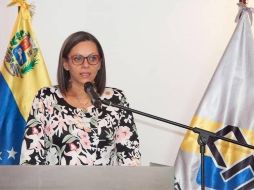 Fotografía cedida por el Ministerio de Comunicación e Información de la presidenta del Consejo Nacional Electoral, Indira Alfonzo, mientras ofrece declaraciones en Caracas. EFE/MINCI