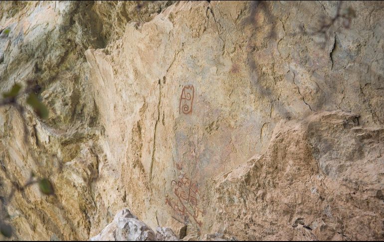 El desprendimiento de las rocas del Cerro de la Pasión descubrió dos dibujos pintados hace cientos de años en las piedras que movió el temblor. EFE / L. Villalobos