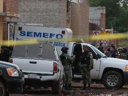 Forenses, miembros de la Guardia Nacional e integrantes de las fuerzas de seguridad pública estatal vigilan afuera del centro de rehabilitación. EFE