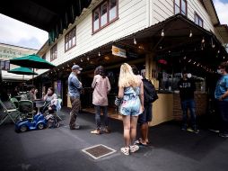 Algunas personas hacen cola frente a un restaurante para llevar en Los Ángeles, California. EFE/E. Laurent