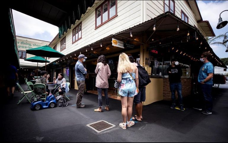 Algunas personas hacen cola frente a un restaurante para llevar en Los Ángeles, California. EFE/E. Laurent