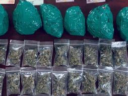 Policías decomisaron varias dosis de mariguana luego del operativo. ESPECIAL