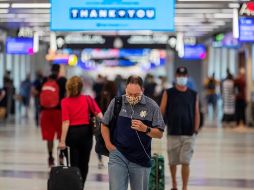 Pasajeros con mascarilla caminan en el Aeropuerto Internacional Hartsfield-Jackson en Atlanta, Georgia. EFE/E. Lesser