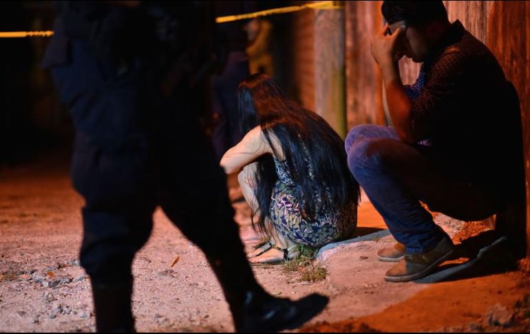 Cuando los sujetos armados se fueron, los habitantes salieron y se vieron los rastros que dejó el ataque: calles manchadas de sangre, tres hombres muertos; casa y vehículos quemados. AFP / ARCHIVO