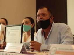 Álvarez presenta un diploma de un curso de 20 horas para erradicar la violencia de género. EL INFORMADOR / F. Atilano