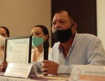 Álvarez presenta un diploma de un curso de 20 horas para erradicar la violencia de género. EL INFORMADOR / F. Atilano