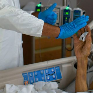 La OMS insta a gobiernos a "despertar" y a "librar combate" contra el COVID-19